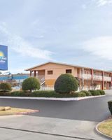 Days Inn & Suites Arlington