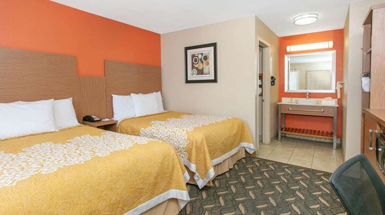 Days Inn & Suites Arlington Room