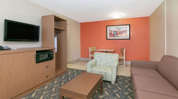 Days Inn & Suites Arlington Suite