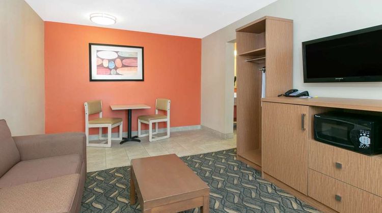 Days Inn & Suites Arlington Suite