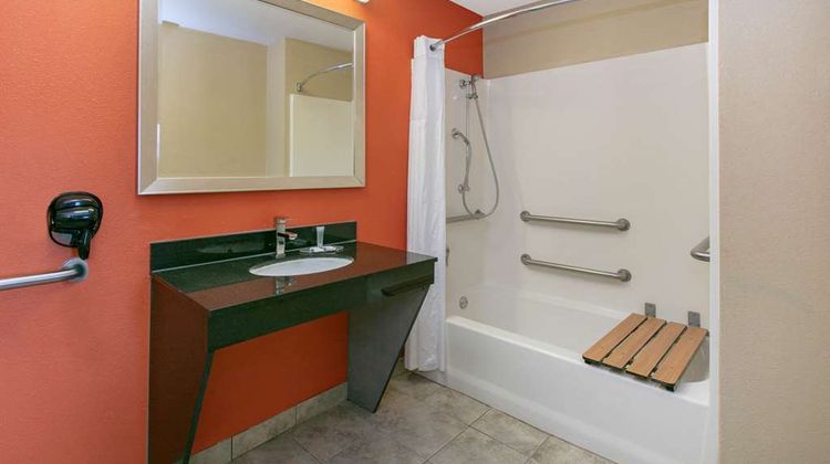 Days Inn & Suites Arlington Room