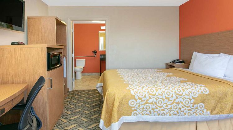 Days Inn & Suites Arlington Room