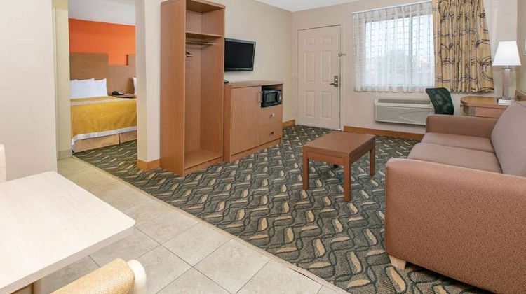Days Inn & Suites Arlington Suite