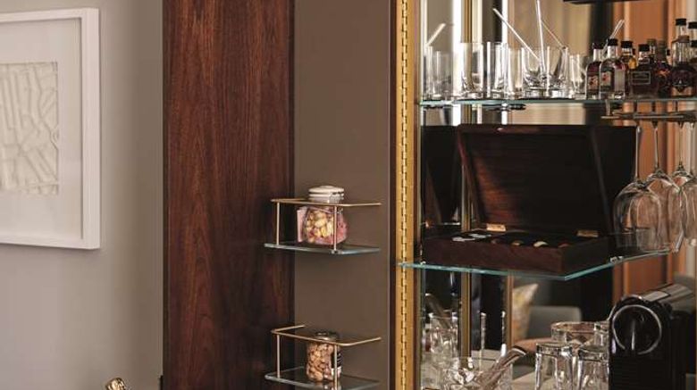 <b>The Cadogan, A Belmond Hotel Suite</b>. Images powered by <a href="https://iceportal.shijigroup.com/" title="IcePortal" target="_blank">IcePortal</a>.