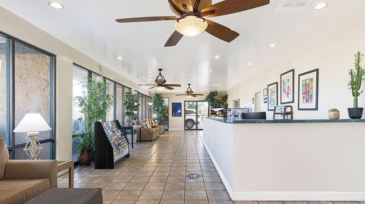 Travelodge by Wyndham Palm Springs Lobby