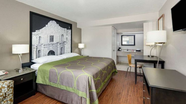Super 8 San Antonio Pearl Dstr Room