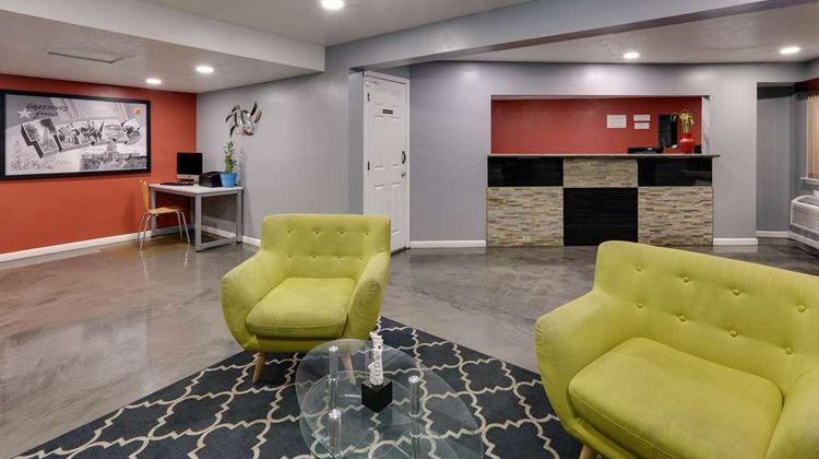 Super 8 San Antonio Pearl Dstr Lobby