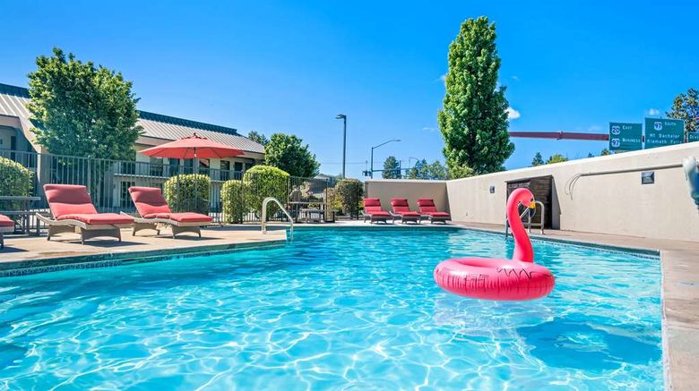 <b>Red Lion Inn & Stes Deschutes River-Bend Pool</b>. Images powered by <a href="https://iceportal.shijigroup.com/" title="IcePortal" target="_blank">IcePortal</a>.