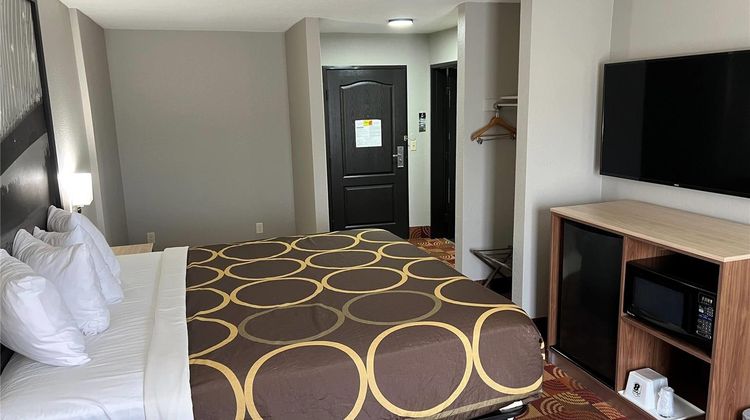 Super 8 by Wyndham Lake of The Ozarks Room