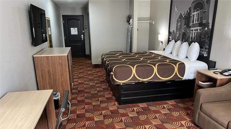 Super 8 by Wyndham Lake of The Ozarks Room