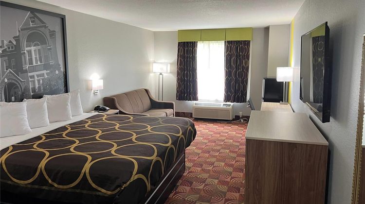 Super 8 by Wyndham Lake of The Ozarks Room