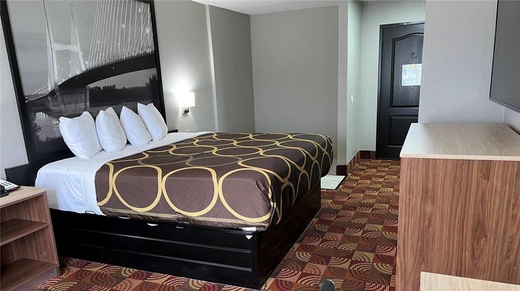 Super 8 by Wyndham Lake of The Ozarks Room
