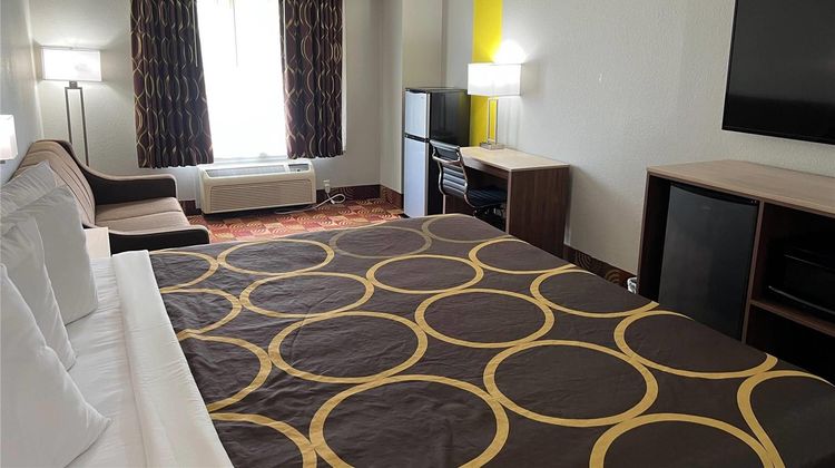 Super 8 by Wyndham Lake of The Ozarks Room