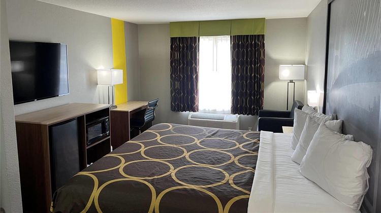 Super 8 by Wyndham Lake of The Ozarks Room