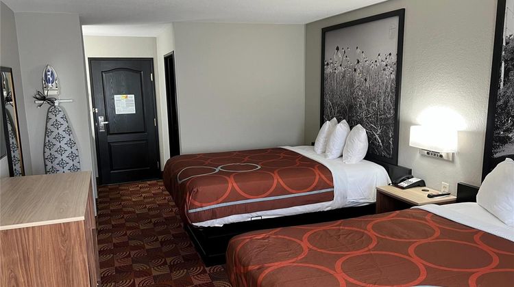 Super 8 by Wyndham Lake of The Ozarks Room