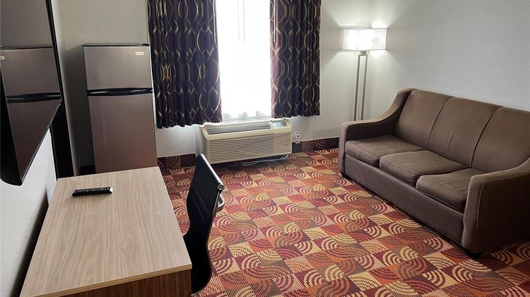 Super 8 by Wyndham Lake of The Ozarks Room