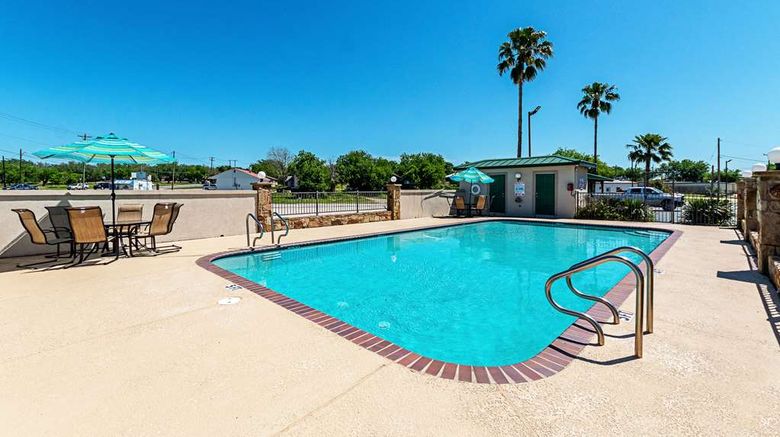 <b>Quality Inn Three Rivers Pool</b>. Images powered by <a href="https://iceportal.shijigroup.com/" title="IcePortal" target="_blank">IcePortal</a>.