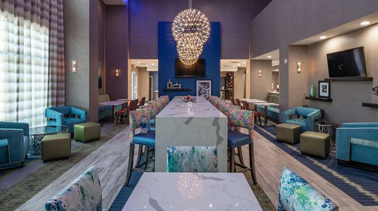 <b>Hampton Inn & Suites Dallas/Plano Lobby</b>. Images powered by <a href="https://iceportal.shijigroup.com/" title="IcePortal" target="_blank">IcePortal</a>.