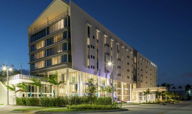 DoubleTree by Hilton Miami Doral Exterior