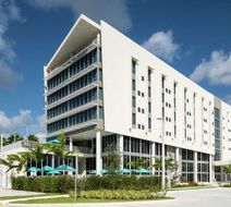 DoubleTree by Hilton Miami Doral Exterior