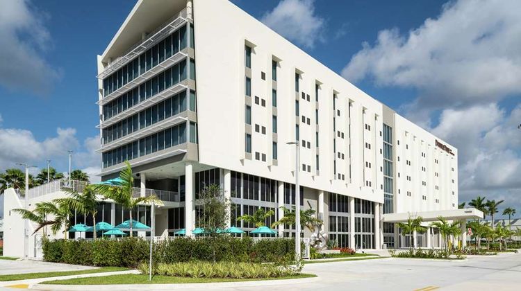 DoubleTree by Hilton Miami Doral Exterior