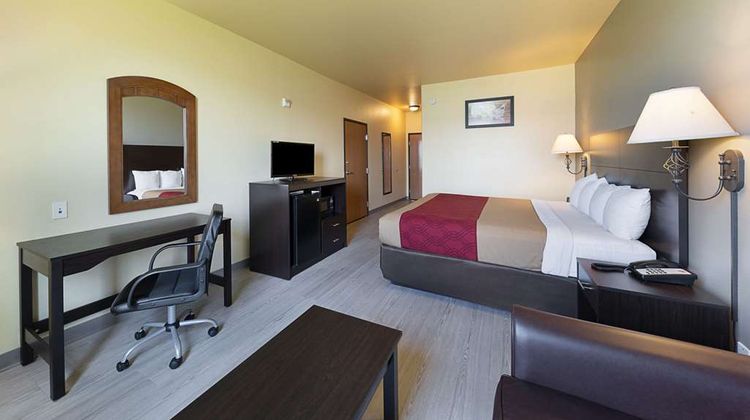 Econo Lodge Inn & Suites Room