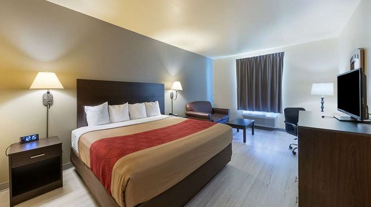 Econo Lodge Inn & Suites Room