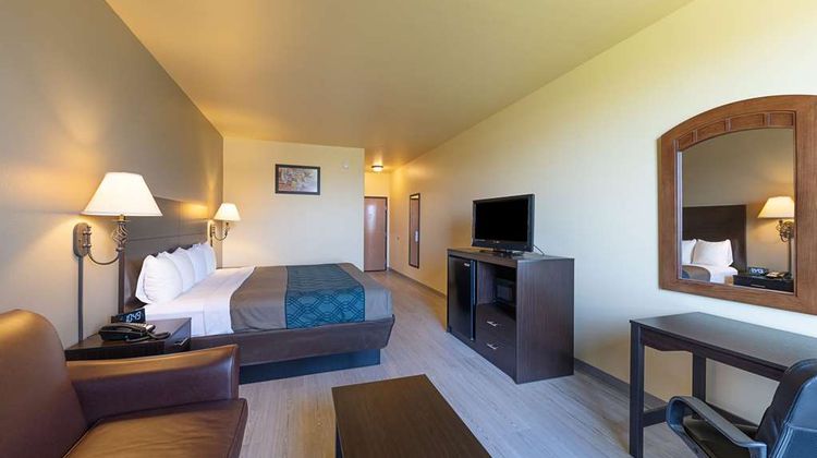 Econo Lodge Inn & Suites Room