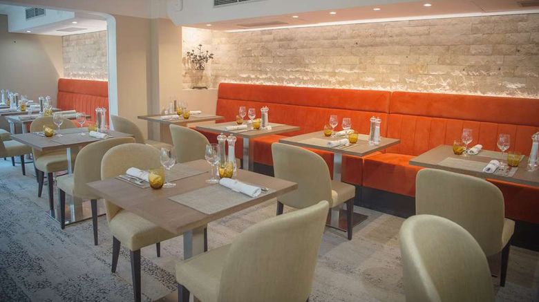 <b>Hotel Lou Castelet Restaurant</b>. Images powered by <a href="https://iceportal.shijigroup.com/" title="IcePortal" target="_blank">IcePortal</a>.