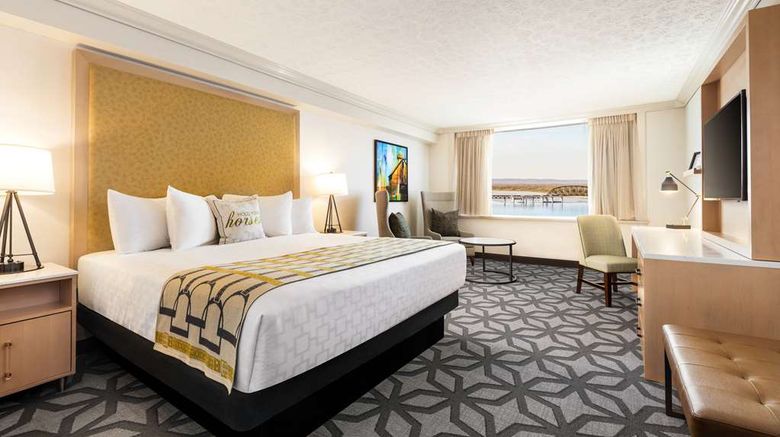 <b>Galt House Hotel, A Trademark Coll Hotel Room</b>. Images powered by <a href="https://iceportal.shijigroup.com/" title="IcePortal" target="_blank">IcePortal</a>.