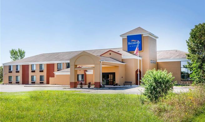Baymont Inn and Sts by Wyndham Mukwonago Exterior