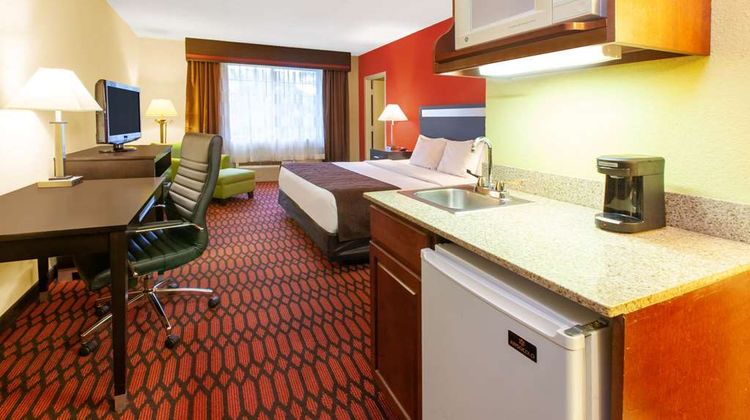 Baymont by Wyndham Harrisburg Suite