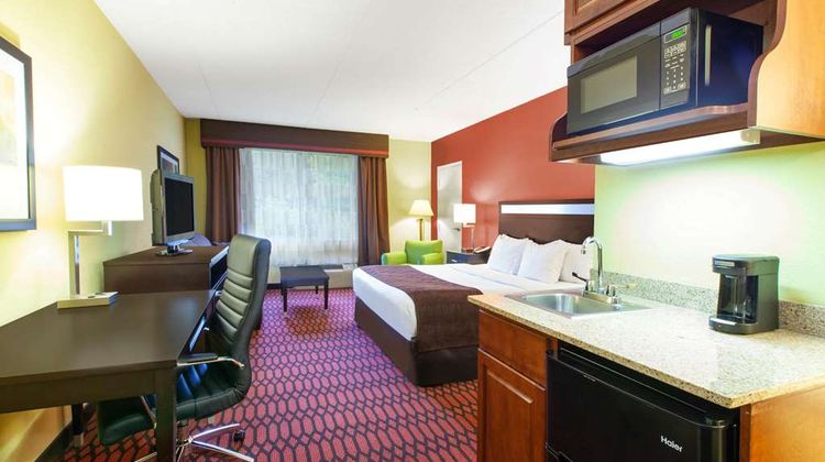 Baymont by Wyndham Harrisburg Room