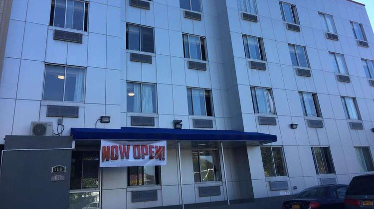 Days Inn Brooklyn Borough Park Exterior