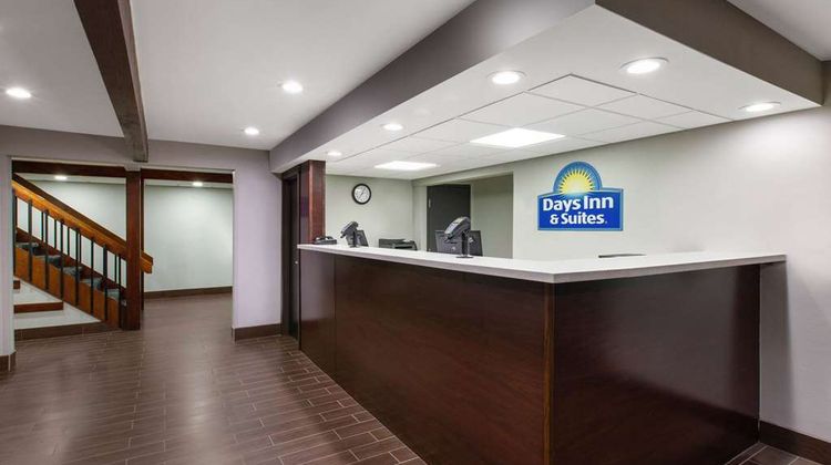 Days Inn & Suites by Wyndham Lobby