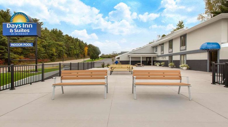 <b>Days Inn & Suites by Wyndham Exterior</b>. Images powered by <a href="https://iceportal.shijigroup.com/" title="IcePortal" target="_blank">IcePortal</a>.