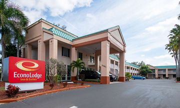 Econo Lodge Inn and Suites Clearwater Central
