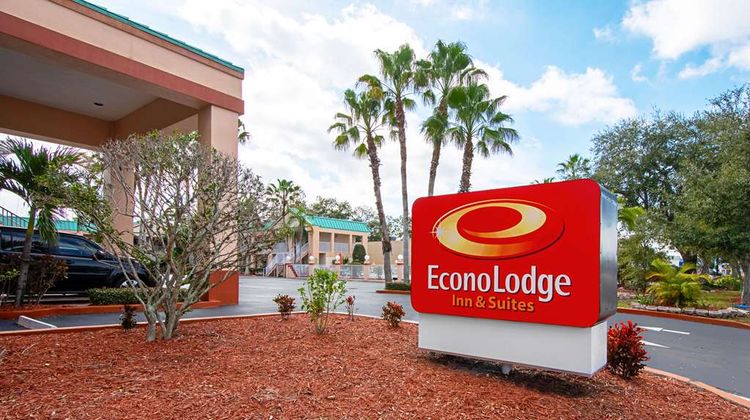 Econo Lodge Inn and Suites Clearwater Central Exterior
