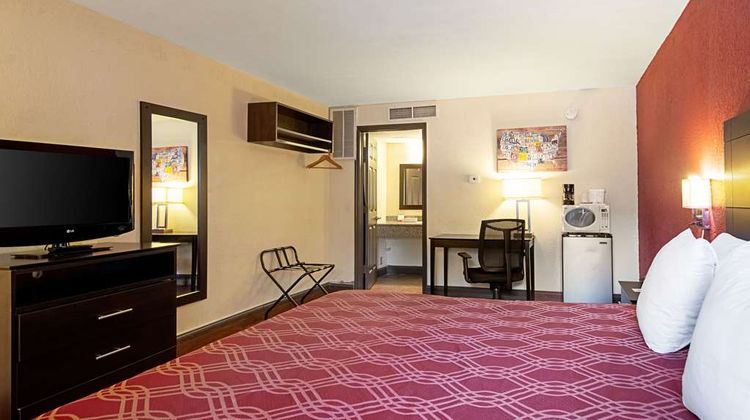Econo Lodge Inn and Suites Clearwater Central Room