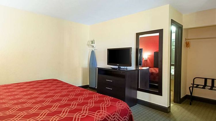 Econo Lodge Inn and Suites Clearwater Central Suite