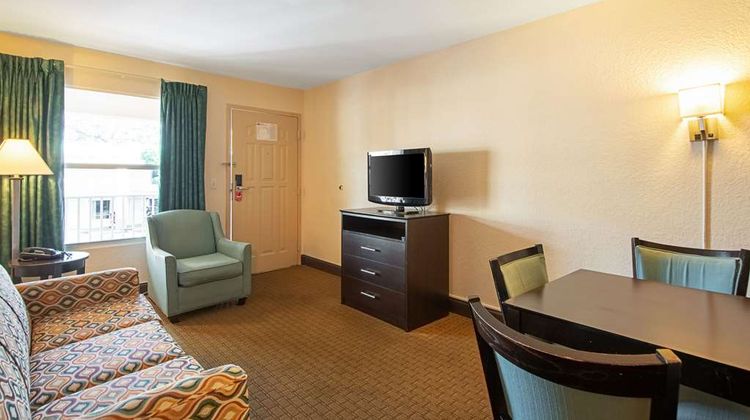 Econo Lodge Inn and Suites Clearwater Central Suite