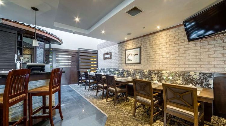 Monte Carlo Inn Airport Suites Suite