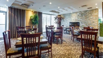 Monte Carlo Inn Airport Suites