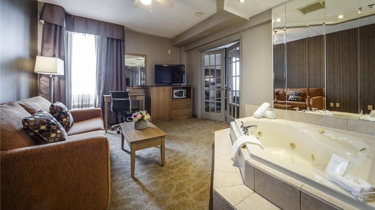 Monte Carlo Inn Airport Suites Suite