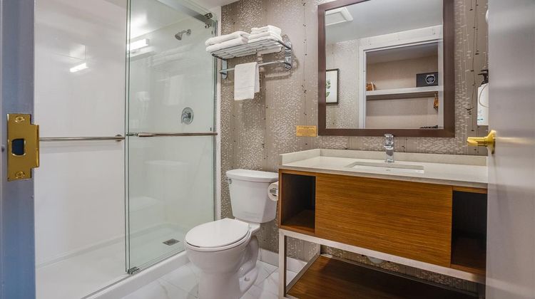 Monte Carlo Inn Airport Suites Room