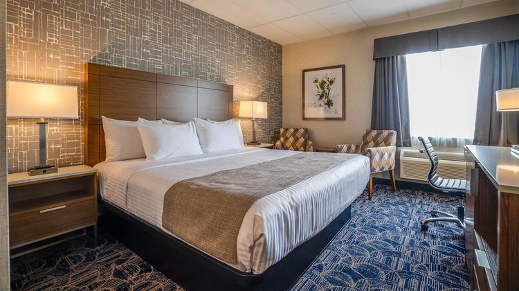 Monte Carlo Inn Airport Suites Room