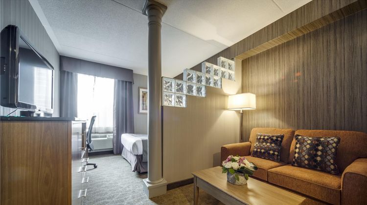 Monte Carlo Inn Airport Suites Room