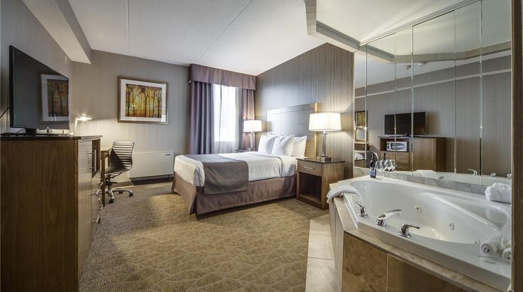 Monte Carlo Inn Airport Suites Suite