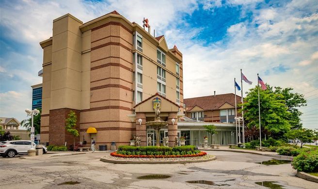Monte Carlo Inn Airport Suites Exterior