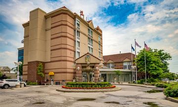 Monte Carlo Inn Airport Suites